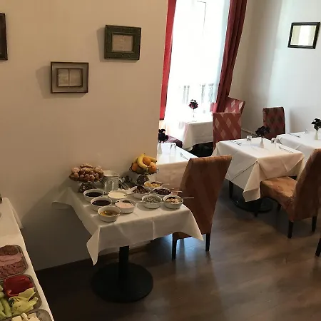 Downtown Готель